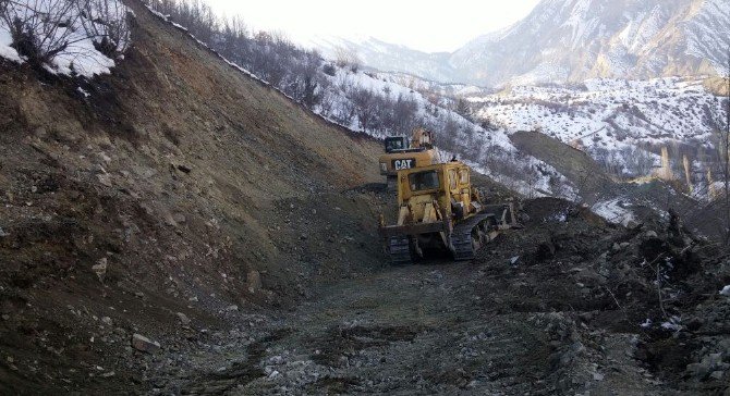 Büyükşehir Kış Mevsiminde Bile Kırsalda Yol Yapıyor