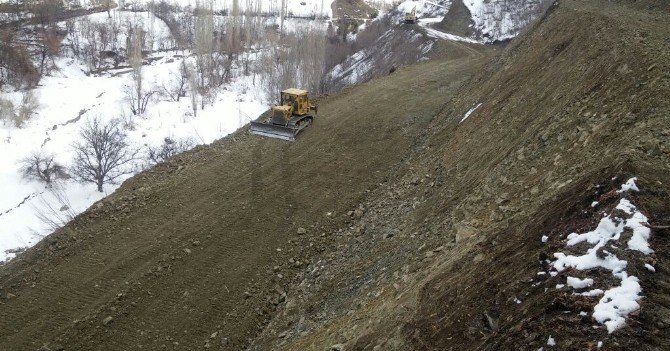 Büyükşehir Kış Mevsiminde Bile Kırsalda Yol Yapıyor