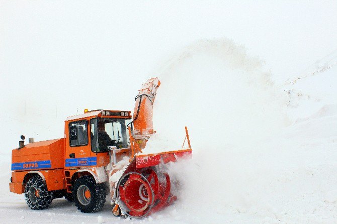 Kar Yağışı Doğu’da Yolları Ulaşıma Kapadı