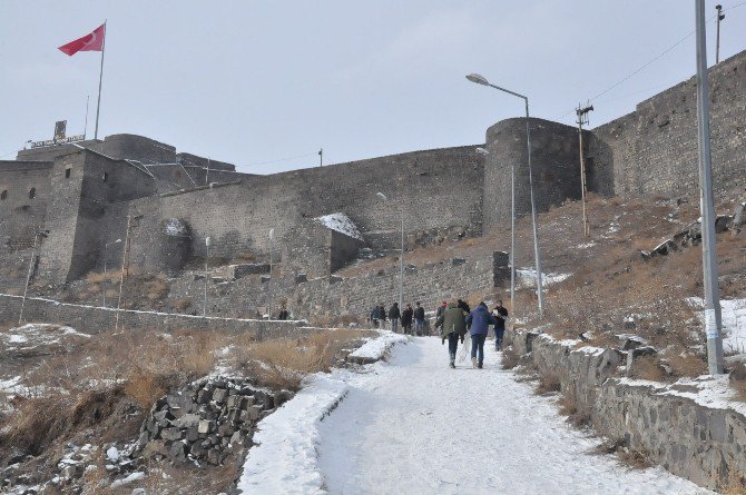 Gençlerin Kars Kalesi Eteklerinde Kızak Keyfi