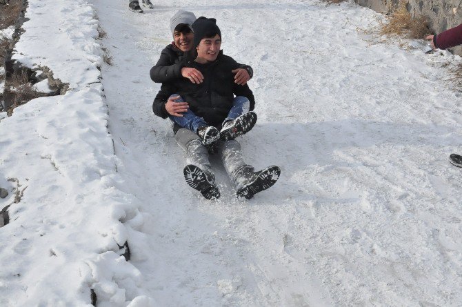 Gençlerin Kars Kalesi Eteklerinde Kızak Keyfi