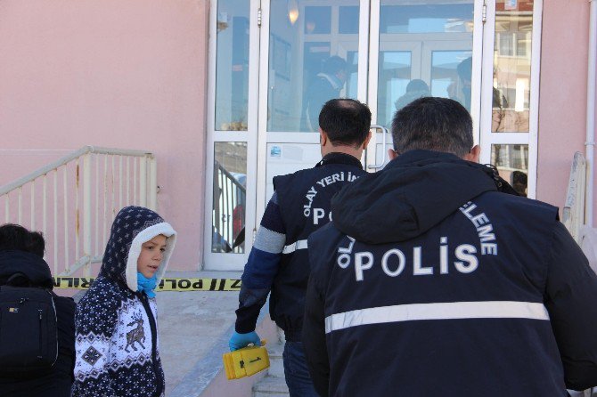 Öfkeli Koca Tartıştığı Eşinin Başına Silah Kabzasıyla Vurdu, Etrafa Ateş Açtı