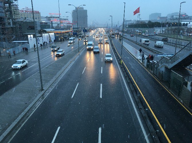 İstanbul’da Kar Yağışı Etkisini Arttırdı