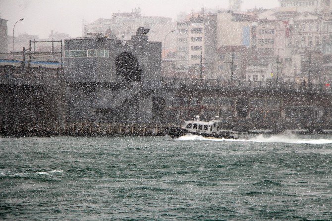 Kar Yağışı Eminönü’nde Kartpostallık Görüntüler Oluşturdu