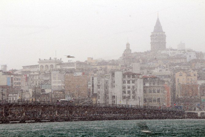 Kar Yağışı Eminönü’nde Kartpostallık Görüntüler Oluşturdu