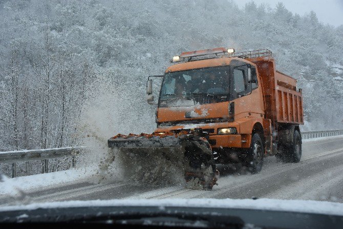 Sinop’ta Yoğun Kar Yağışı Sürücülere Zor Anlar Yaşattı