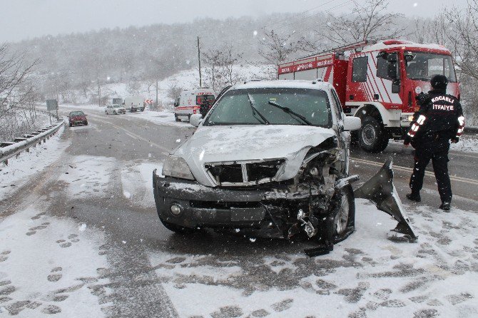 Kocaeli’de 2 Araç Kafa Kafaya Çarpıştı: 1 Yaralı