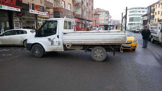 Parkmetre Uygulamasına Tepki Göstermek İçin Yolu Trafiğe Kapattılar