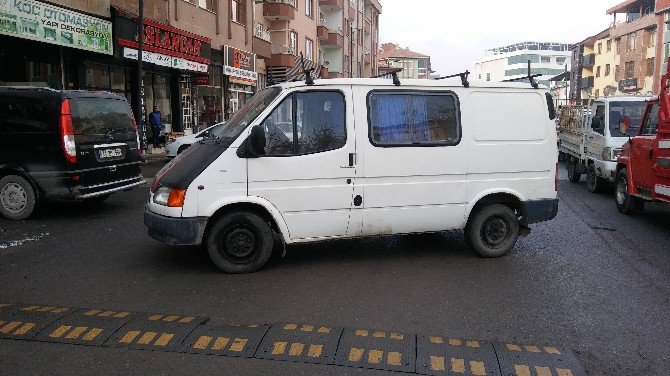 Parkmetre Uygulamasına Tepki Göstermek İçin Yolu Trafiğe Kapattılar