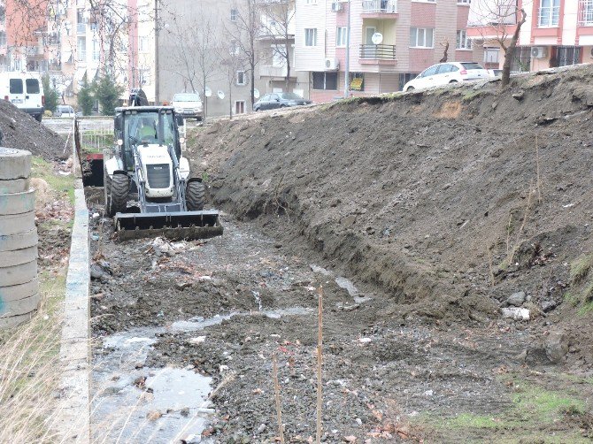 Lalapaşa’da Dere Temizlik Çalışması