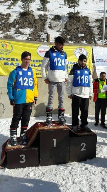 Özel Sporcu Erkan Herzem Erzurum’da Kayak Şampiyonu Oldu