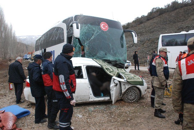 Tokat’ta Yolcu Otobüsü İle Otomobil Çarpıştı: 3 Ölü, 5 Yaralı