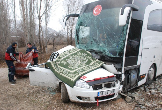 Tokat’ta Yolcu Otobüsü İle Otomobil Çarpıştı: 3 Ölü, 5 Yaralı