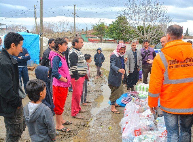 Torbalı’da Suriyeli Mültecilere Erzak Yardımı