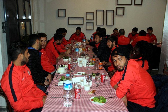 Yıldız, Nevşehirsporlu Futbolculara Yemek Verdi