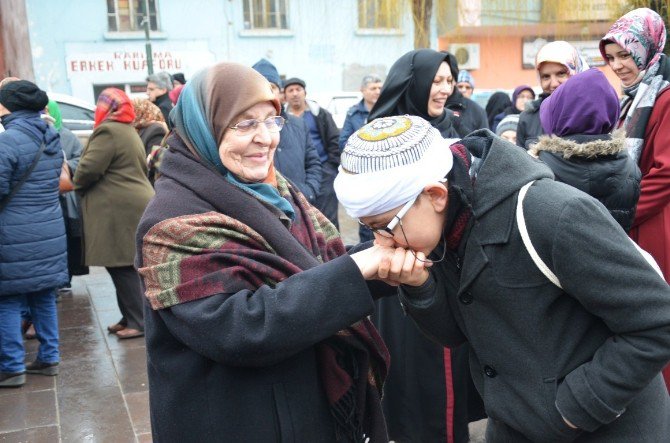 Umre Yolcuları Cumhuriyet Meydanı’ndan Uğurlandı