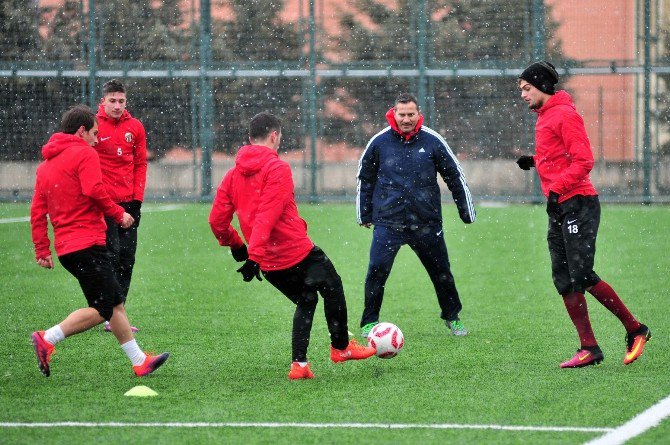 İnegölspor Ergün Penbe İle İlk Maçına Hazırlanıyor