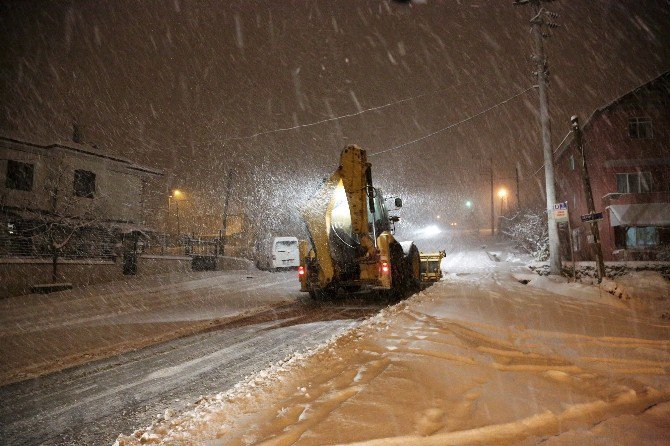 Başiskele’de Yoğun Kar Mesaisi Sürüyor