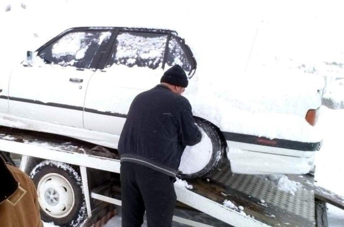 Karlı Yolda Mahsur Kalan Araçlar Kurtarıldı