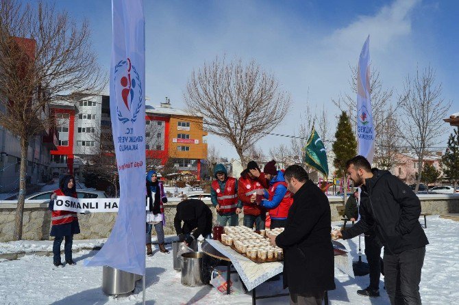 Gençler Vatandaşlara Osmanlı Şerbeti İkram Etti