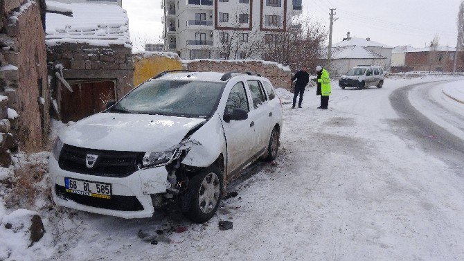 Kazaya Müdahale Eden Polise Otomobil Çarptı: 1 Yaralı