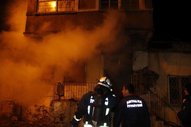 Antalya’da Çıkan Yangın 2 Katlı Evi Kül Etti