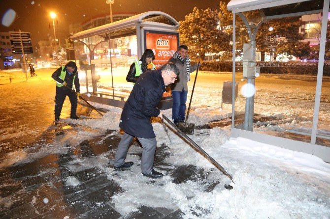 Başkan Akdoğan Ekiplerle Birlikte Kar Küredi