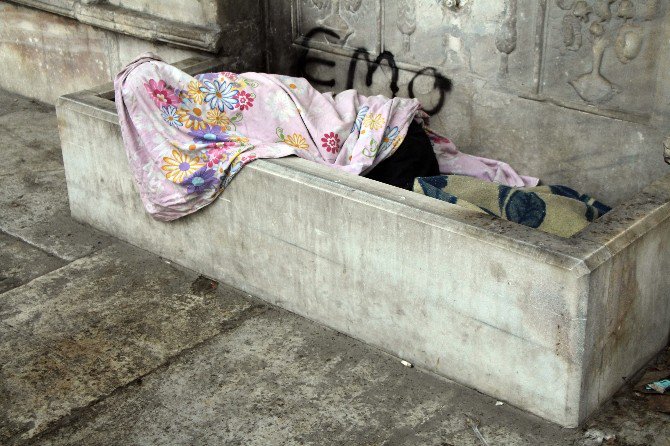 Beyoğlu’nda Evsiz Bir Kişi Donarak Can Verdi