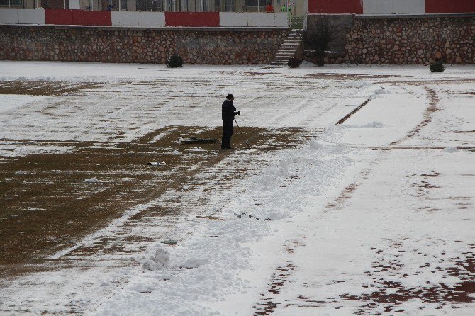 1 Kişinin Koca Stadı Temizlemesi ‘Samanlıkta İğne Aramak’ Deyimini Akıllara Getirdi