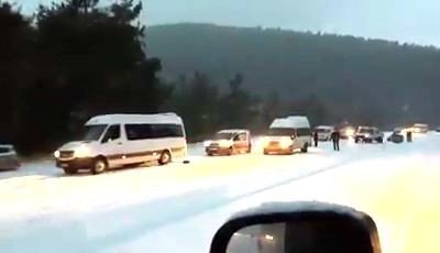 Bursa’da Kar Yolları Kapattı, Zincirsiz Yola Çıkanlar Uzun Kuyruk Oluşturdu