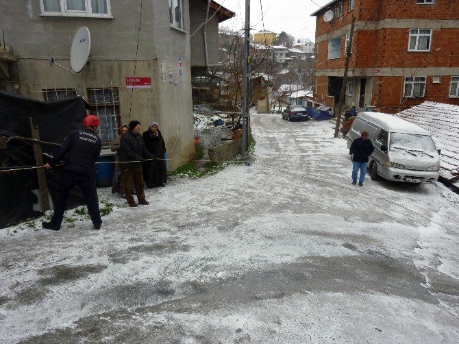 İstanbul’da Yollar Buz Pistine Döndü