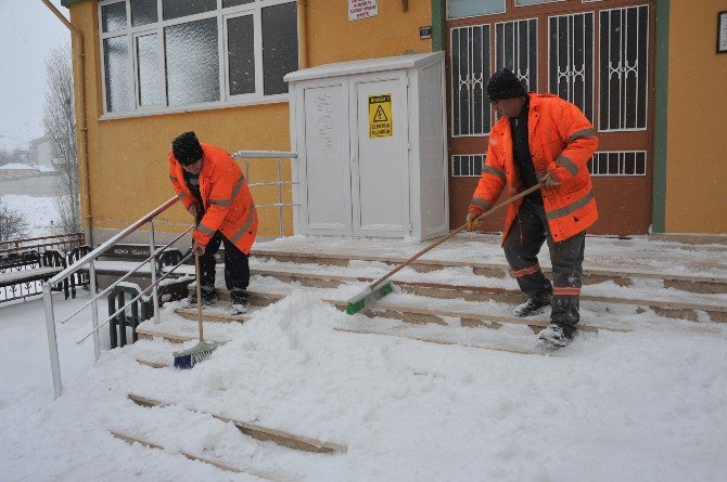 Cuma Namazı Öncesinde Camilerde Kar Temizliği