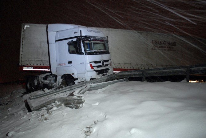 Tem Otoyolunda Kayan Tır Yolu Trafiğe Kapadı