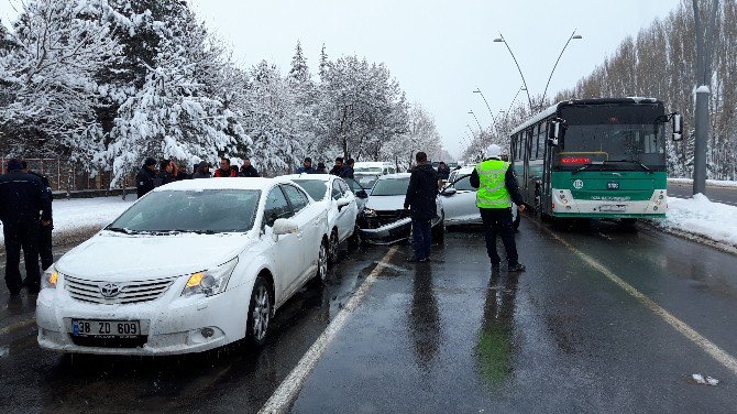 Polis, ’Dur’ İhtarına Uymayan Otomobili Lastiklere Ateş Ederek Durdurdu