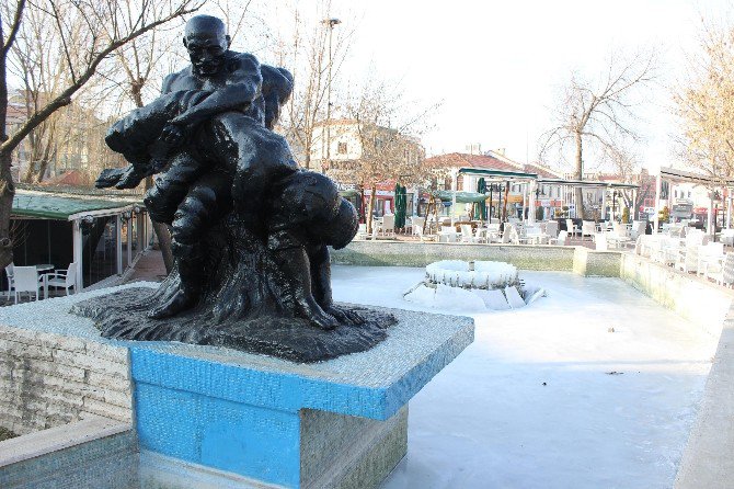 Edirne’de Süs Havuzları Buz Tuttu