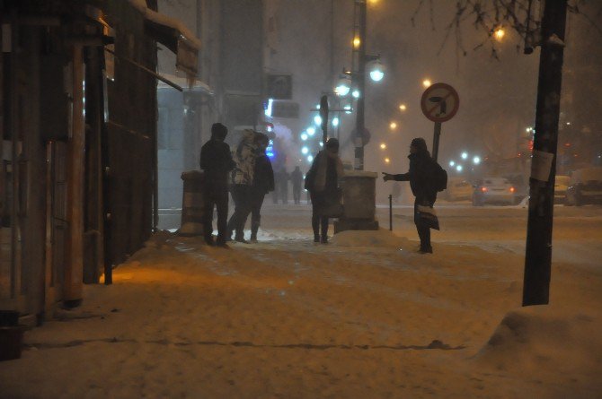 Kars’ı Kar Ve Tipi Esir Aldı