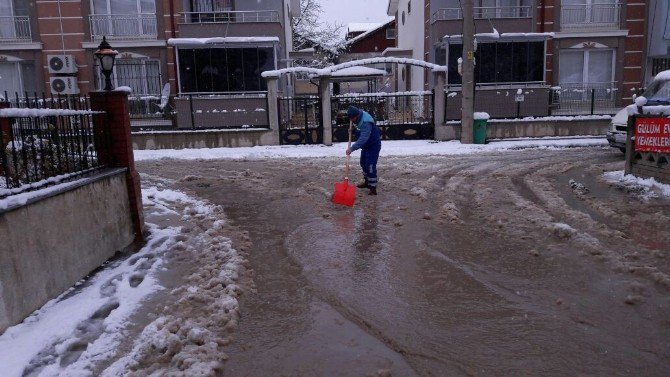 Kartepe’de Kar Küreme Çalışmalarında Durmak Yok