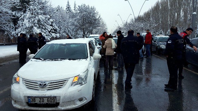 Polis, ’Dur’ İhtarına Uymayan Otomobili Lastiklere Ateş Ederek Durdurdu