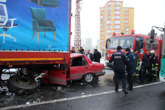 Kazaya Bakarken Tırın Altına Girdi