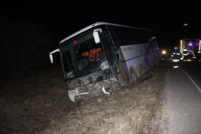 Tekirdağ’da İşçi Servisi İle Otomobil Çarpıştı: 1 Ölü, 1 Yaralı