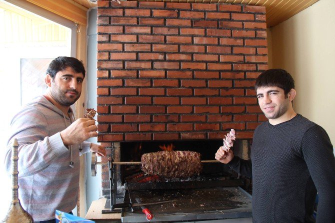 Şampiyon Olabilmek İçin Her Gün Cağ Kebap Yiyor