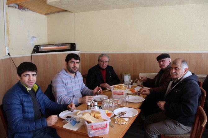 Şampiyon Olabilmek İçin Her Gün Cağ Kebap Yiyor