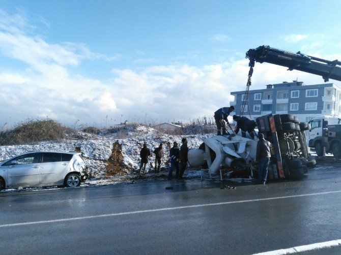 Buzdan Kayan Beton Mikseri Devrildi