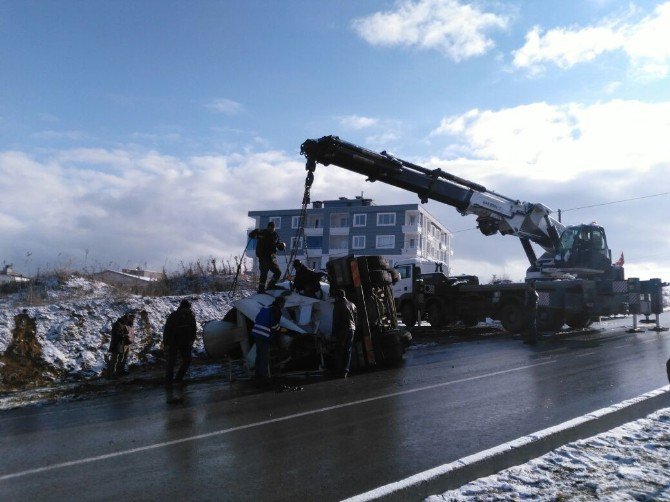 Buzdan Kayan Beton Mikseri Devrildi