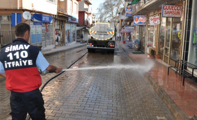 Çarşı Esnafından Çevre Temizliğine Tam Destek