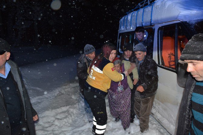 Tokat’ta Kar Nedeniyle Mahsur Kalan Kadın Hasta Kurtarıldı