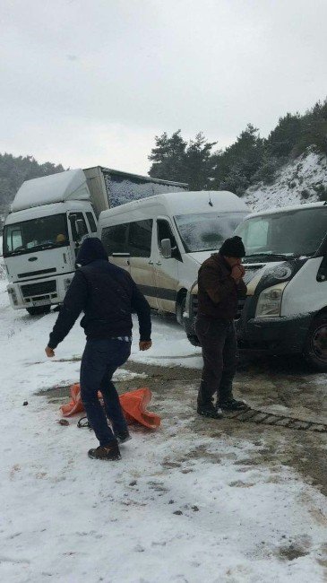 Dağ Yolunda Kar Sebebiyle Zincirleme Kaza