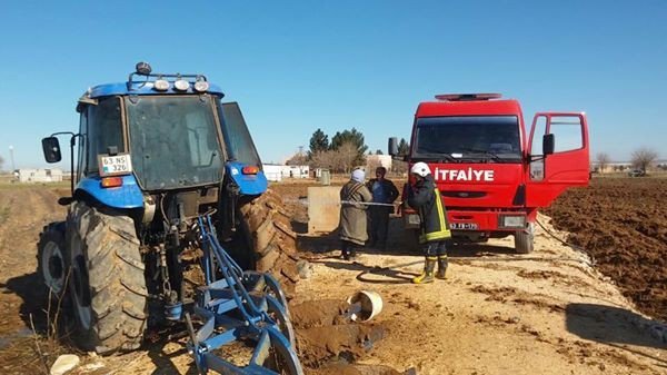 Tarlayı Süren Traktör Alev Aldı