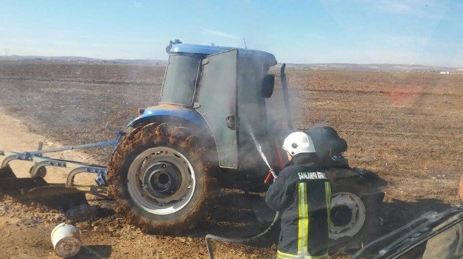 Tarlayı Süren Traktör Alev Aldı