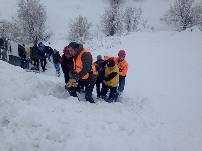 Tunceli-elazığ Yolunda Minibüs Devrildi:10 Yaralı